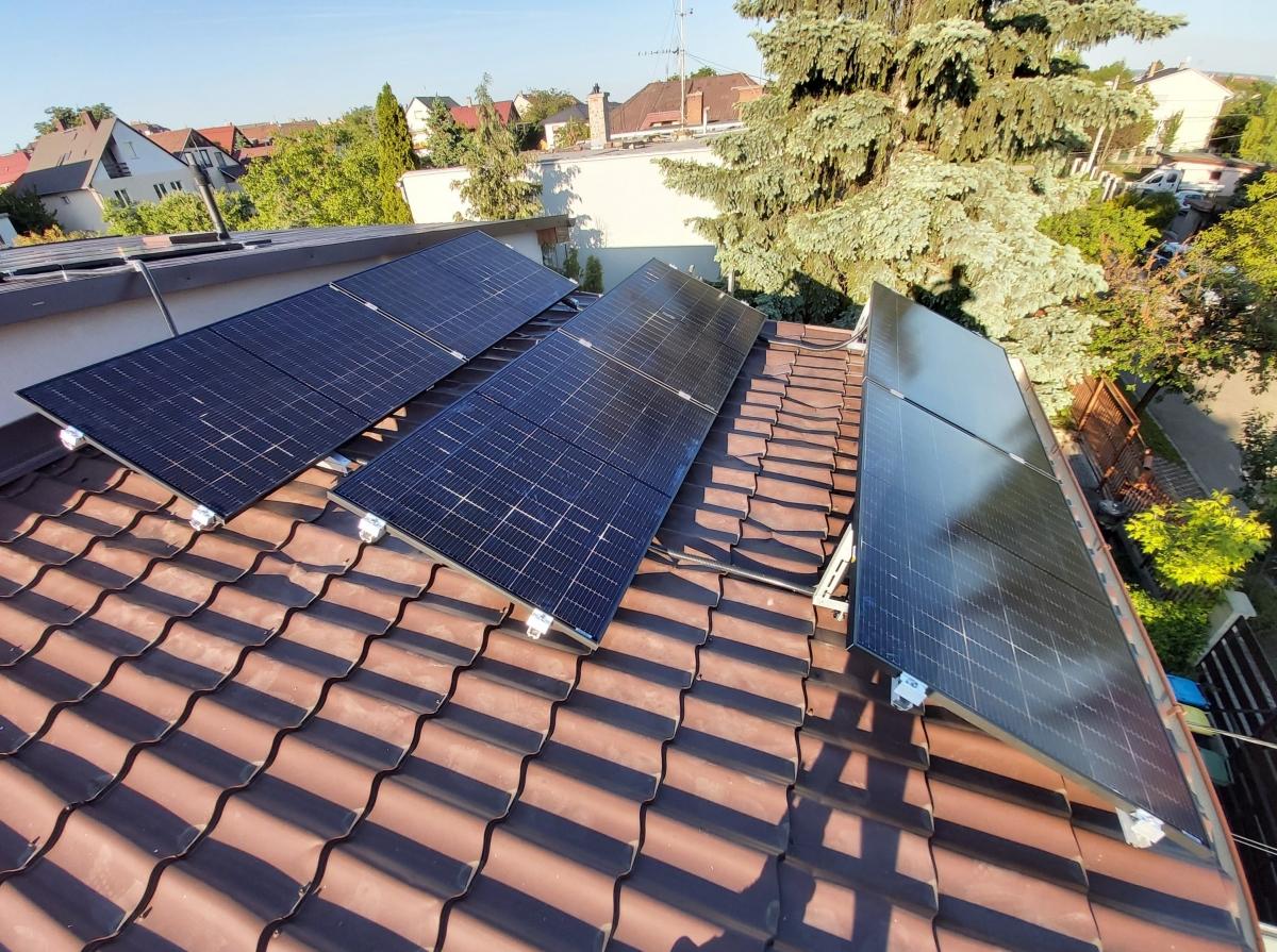 Panelenként optimalizált Solaredge rendszer. 18 db. 340 W-os Glass-Glass Bauer panel 30 év gyártói termékgaranciával