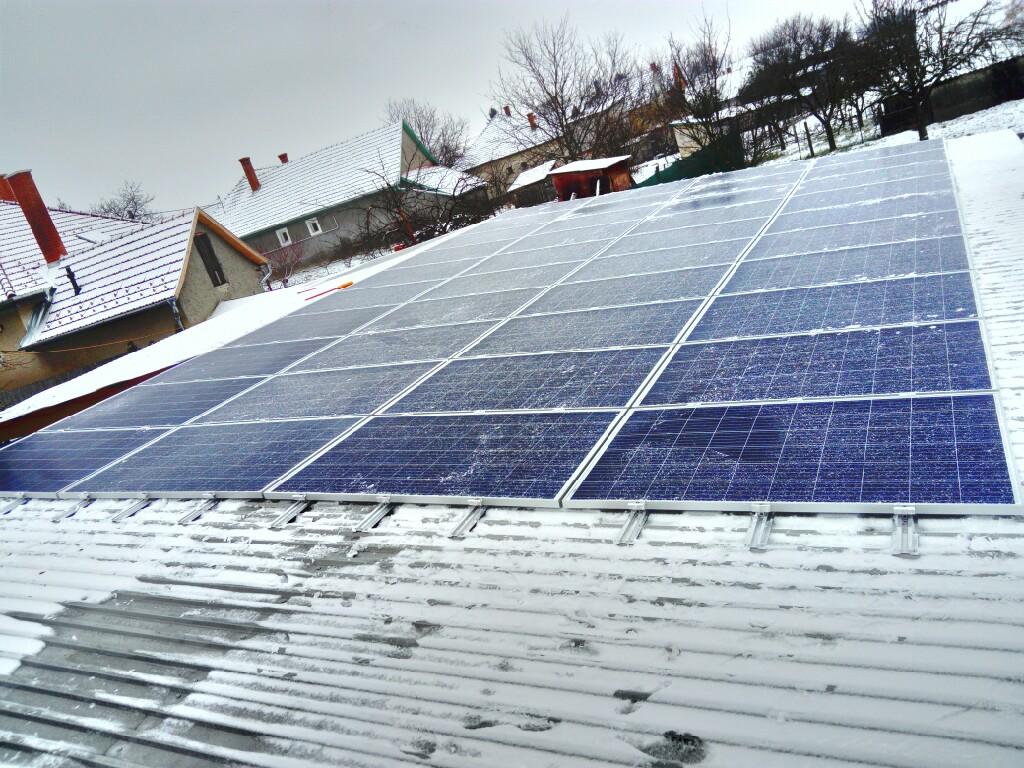 40 db 270 W-os Bauer panel, és 1 db SE10k Solaredge inverter, panelenkénti teljesítményoptimalizálással.