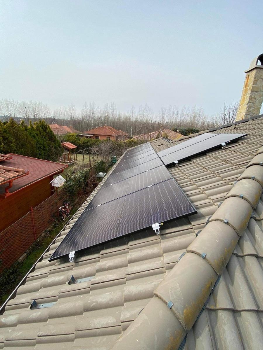 Panelenként optimalizált Solaredge rendszer. 15 db. 370 W-os Bauer panel